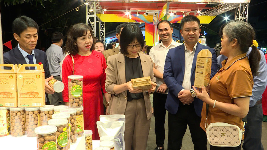 Lãnh đạo UBND tỉnh và các đại biểu tham quan gian hàng giới thiệu sản phẩm OCOP đặc trưng tiêu biểu tỉnh Gia Lai tại triển lãm. Ảnh: Huy Toàn lanh-dao-ubnd-tinh-va-cac-dai-bieu-tham-quan-gian-hang-gioi-thieu-san-pham-ocop-dac-trung-tieu-bieu-tinh-gia-lai-tai-trien-lam-anh-huy-toan.jpg
