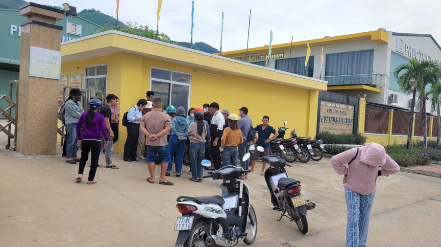 Người lao động tập trung trước cổng Công ty TNHH Phúc Thịnh Bình Định chiều 27-8 để tham gia buổi làm việc theo thông báo. Ảnh: ĐVCC 1.jpg
