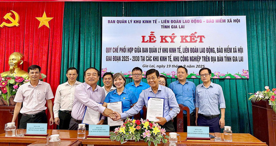Ban Quản lý Khu kinh tế tỉnh, Liên đoàn Lao động tỉnh và BHXH tỉnh ký kết quy chế phối hợp giai đoạn 2025-2030. Ảnh: ĐVCC 2-bhxh-ky-ket-2-don-vi.jpg