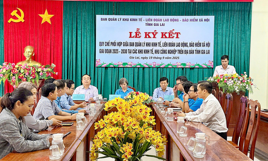 Quang cảnh lễ ký kết. Ảnh: ĐVCC 1-bhxh-ky-ket-2-don-vi.jpg
