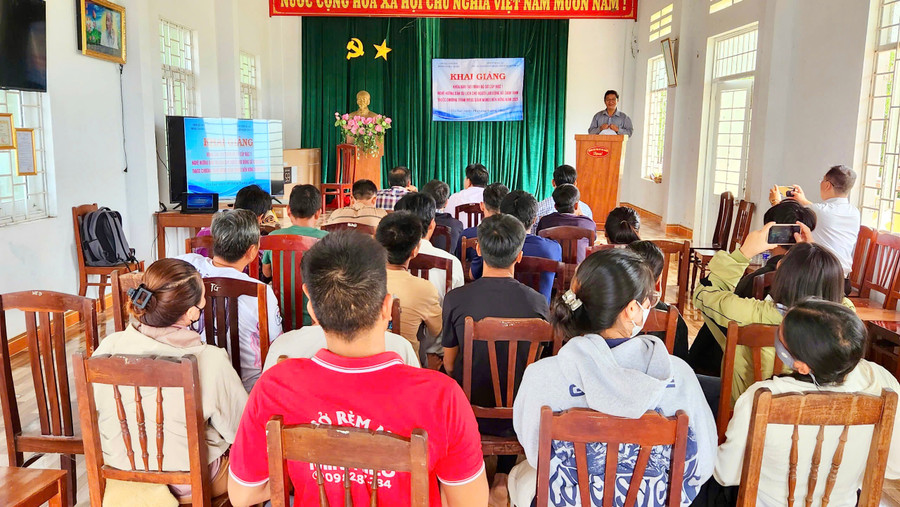 Trường CĐ Kỹ thuật Công nghệ Quy Nhơn phối hợp với Phòng Văn hóa-Xã hội UBND xã Canh Vinh khai giảng khóa đào tạo trình độ sơ cấp nghề Hướng dẫn du lịch tại làng Canh Tiến. Ảnh: ĐVCC 1-lop-hddl-canh-tien.jpg