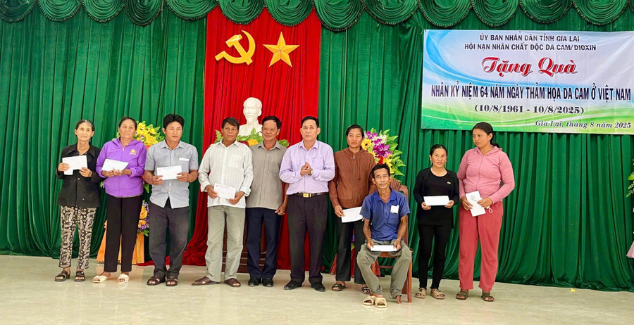 Hội Nạn nhân chất độc da cam/ Dioxin tỉnh tặng quà cho nạn nhân chất độc da cam xã Vĩnh Thịnh. Ảnh: ĐVCC e0280711-074b-4acf-adc2-1a9fd6da6d46-1-201-a.jpg