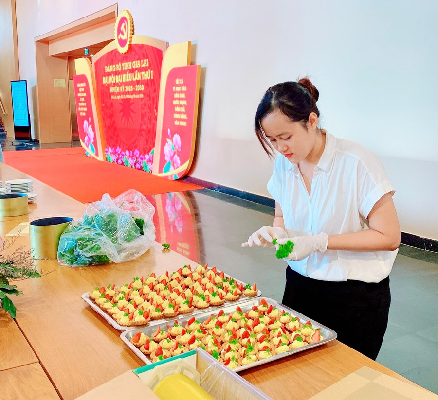 Sinh viên Thanh Lệ đồng hành cùng ê-kíp trong chuẩn bị tiệc teabreak Đại hội đại biểu Đảng bộ tỉnh. Ảnh: NVCC 7-teabreak-5077.jpg