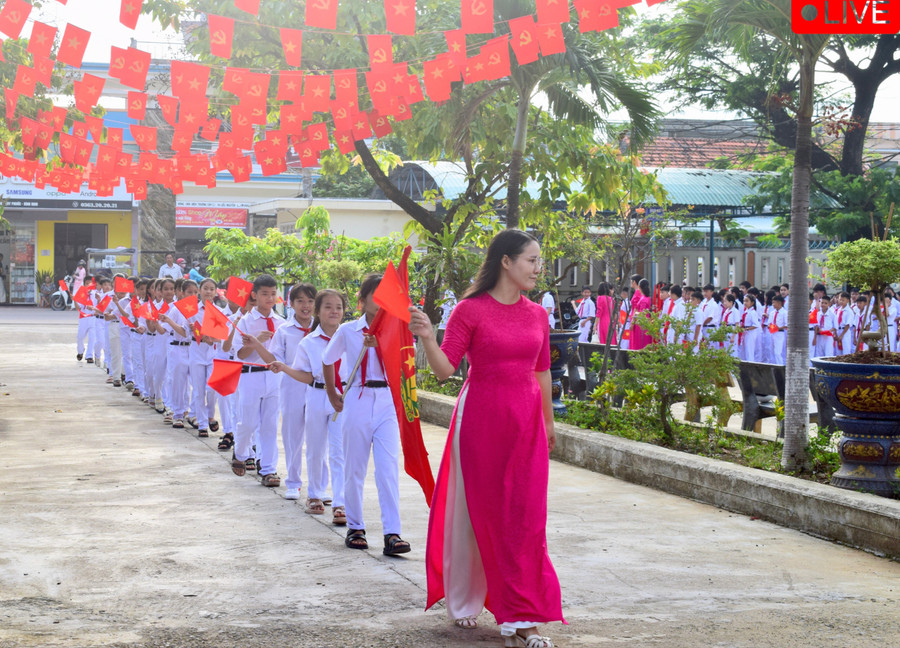 Học sinh lớp 6 hân hoan tiến vào trong sự chào đón của toàn trường. Ảnh: Nguyễn Muội 2131c141-1bd4-48d1-9c1c-ec16180a11a0-1-201-a-1132.jpg