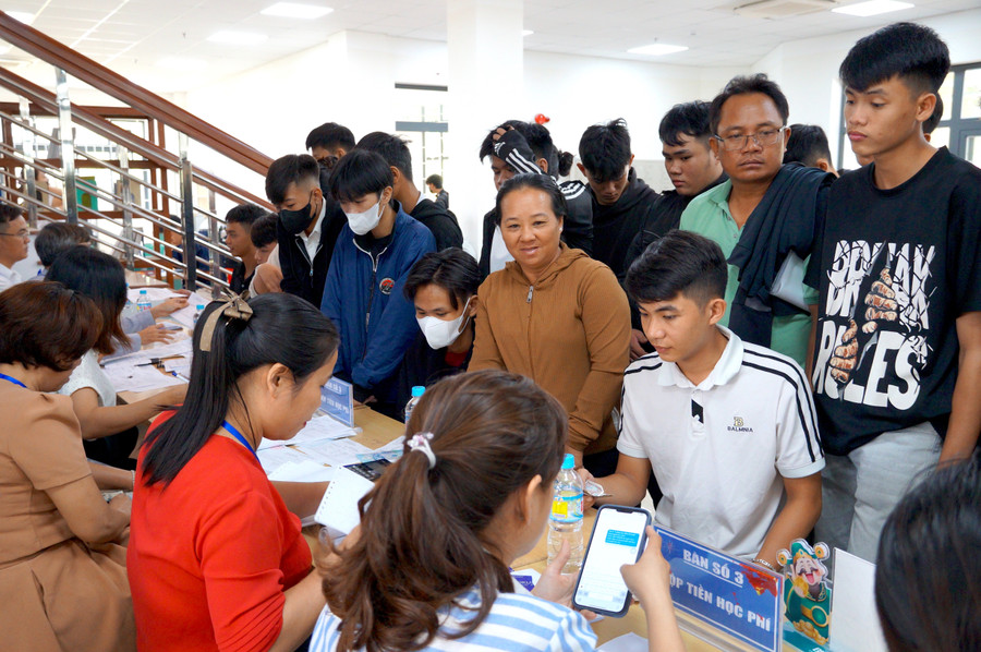Chính sách miễn, giảm học phí góp phần chia sẻ gánh nặng tài chính đối với các gia đình. Ảnh: Nguyễn Muội dsc03737.jpg