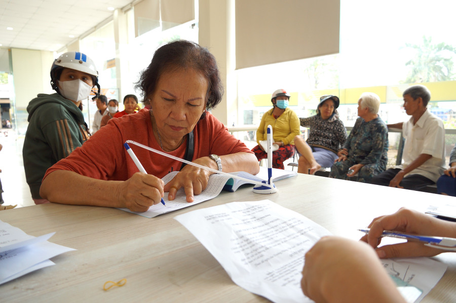 Trước thềm Quốc khánh 2-9, hàng ngàn người cao tuổi trong tỉnh đã mang theo căn cước công dân, quyết định nhận trợ cấp hưu trí xã hội do UBND xã, phường cấp đến các điểm chi trả để nhận tiền trợ cấp. Ảnh: Nguyễn Muội 3.jpg