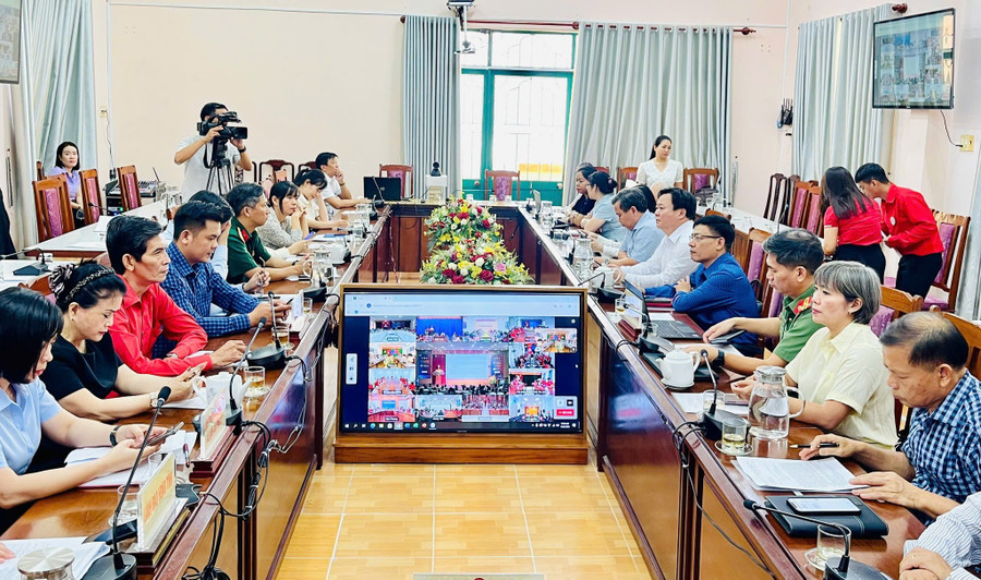 Lãnh đạo các sở, ngành, đoàn thể của tỉnh dự Lễ phát động chương trình vận động ủng hộ nhân dân Cuba tại điểm cầu tỉnh Gia Lai. Ảnh: ĐVCC 532310898-2932586206943669-1607589125109570756-n.jpg