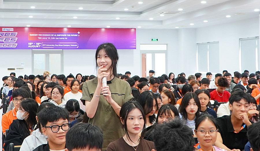 Sinh viên đặt câu hỏi cho báo cáo viên BHXH tỉnh. Ảnh: ĐVCC 1dsc03208.jpg