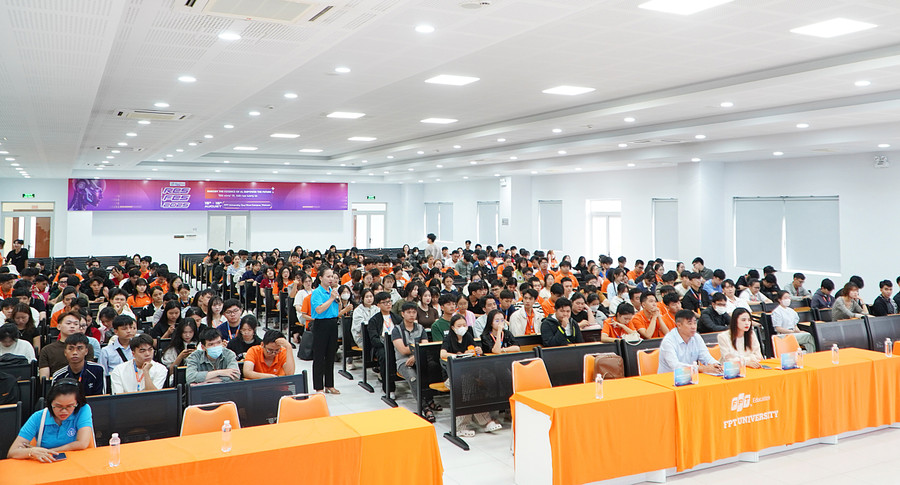 Báo cáo viên BHXH tỉnh chia sẻ về chính sách BHYT tại talkshow. Ảnh: ĐVCC 1dsc03194.jpg
