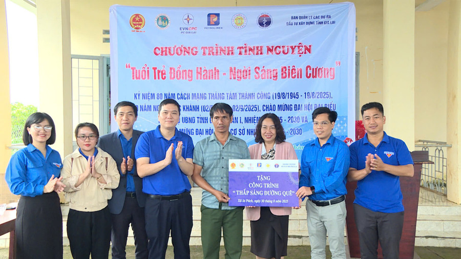Đại diện các đơn vị trao tặng công trình “Thắp sáng đường quê” tại làng Bỉh, xã Ia Púch. Ảnh: Minh Trung trao-tang-cong-trinh-thap-sang-duong-que.jpg