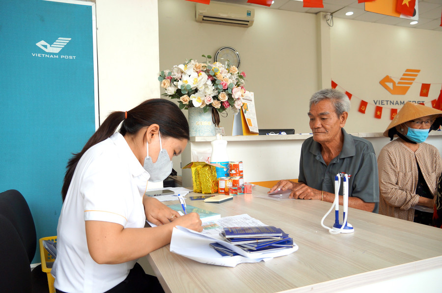 Ông Nguyễn Thế lần đầu tiên sở hữu cuốn sổ theo dõi nhận tiền bảo trợ xã hội hằng tháng do nhân viên Bưu điện cấp. Ảnh: Nguyễn Muội 1.jpg