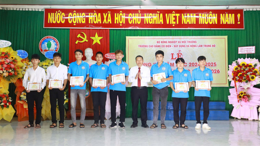 Nhà trường khen thưởng các học sinh, sinh viên có thành tích học tập xuất sắc. Ảnh: ĐVCC z6979045566229-55be65ebc8e7b7170541362d93e606e1.jpg