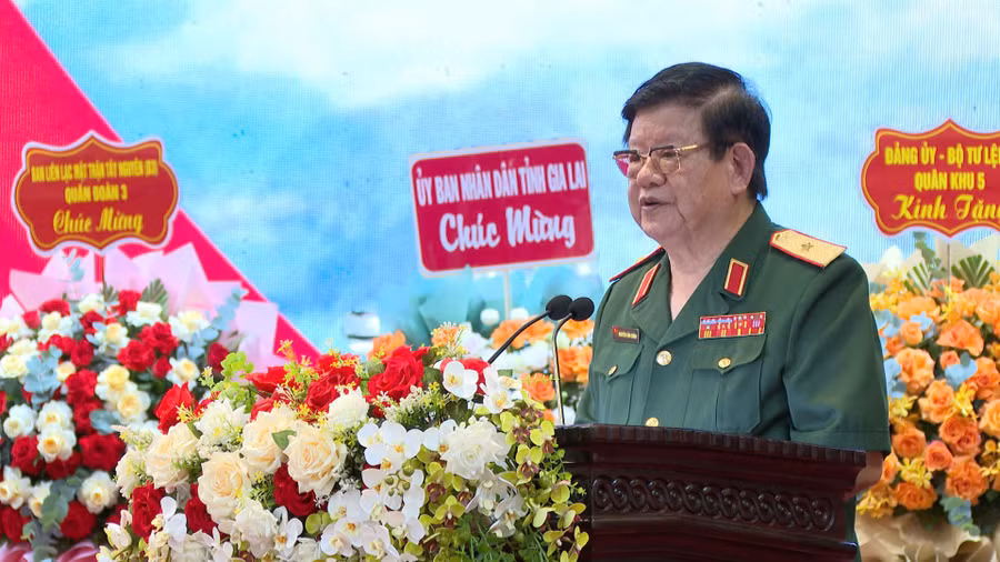 thieu-tuong-nguyen-van-chinh-nguyen-pho-tu-lenh-quan-khu-2-hien-la-truong-ban-lien-lac-truyen-thong-ccb-trung-doan-95-doc-dien-van-tai-le-ky-niem-anh-rpien.jpg