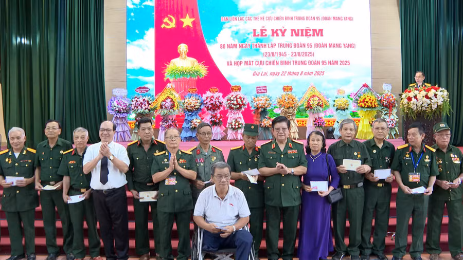 ban-lien-lac-truyen-thong-ccb-trung-doan-95-tang-qua-cac-cuu-chien-binh-va-than-nhan-cac-liet-si-tai-buoi-le-anh-rpien.jpg