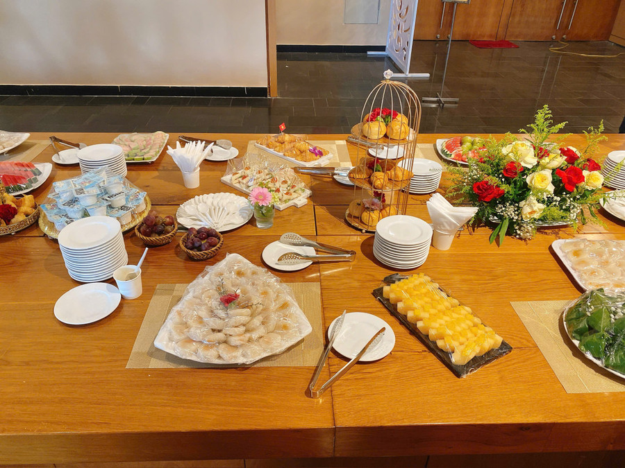 Bàn tiệc là sự kết hợp tinh tế giữa bánh Âu, bánh Việt và bánh đặc sản địa phương Gia Lai. Ảnh: Nguyễn Muội 8-teabreak.jpg