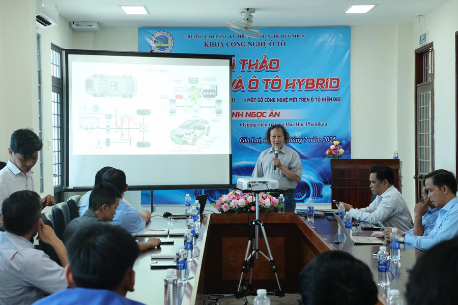 TS. Đinh Ngọc Ân - Chuyên gia cơ điện tử ô tô, Giảng viên trường Đại Học Phenikaa trao đổi về ô tô điện và ô tô hybrid. Ảnh: NGUYỄN MUỘI 2.jpg