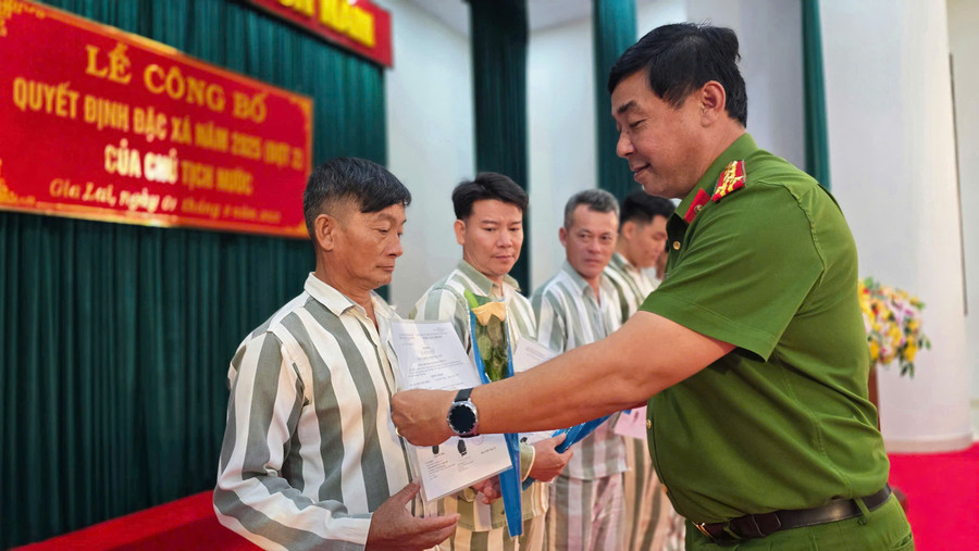 Đại tá Đào Ngọc Sỹ-Giám thị Trại giam Gia Trung trao giấy chứng nhận đặc xá cho phạm nhân. Ảnh: Bá Bính dai-ta-dao-ngoc-sy-giam-thi-trai-giam-gia-trung-trao-giay-chung-nhan-dac-xa-cho-pham-nhan-duoc-dac-xa-nam-2025-dot-2-anh-ba-binh.jpg