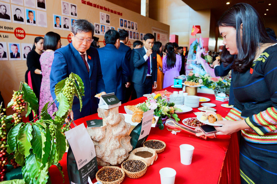 Các đại biểu dự Đại hội đại biểu Đảng bộ tỉnh lần thứ I thưởng thức tiệc teabreak trong giờ giải lao. Ảnh: Nguyễn Muội 1-teabreak.jpg