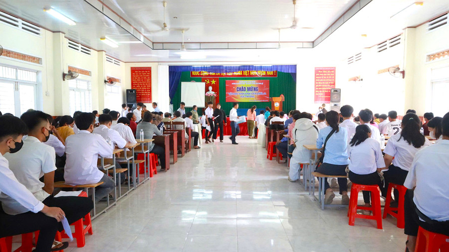 Quang cảnh đón tiếp sinh viên nhập học tại Trường Cao đẳng Cơ điện - Xây dựng và Nông lâm Trung Bộ. Ảnh: ĐVCC 3.jpg