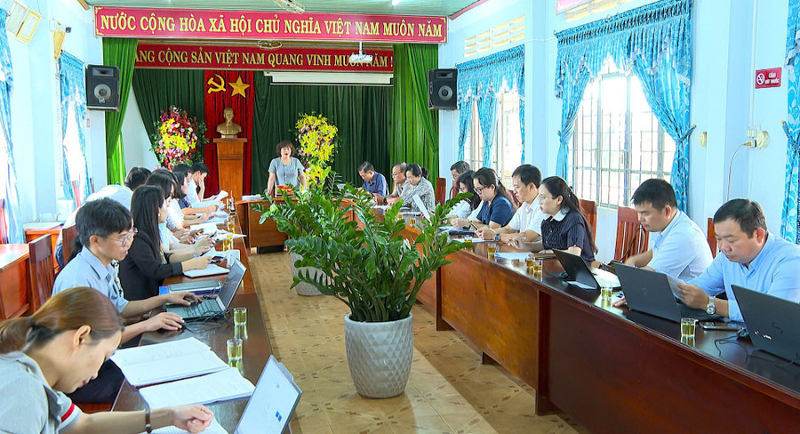 Quang cảnh buổi làm việc của đoàn công tác với Trung tâm Phục vụ hành chính công xã Biển Hồ. Ảnh: R'Piên quang-canh-buoi-lam-viec-cua-doan-cong-tac-voi-trung-tam-phuc-vu-hanh-chinh-cong-xa-bien-ho-anh-rpien.jpg