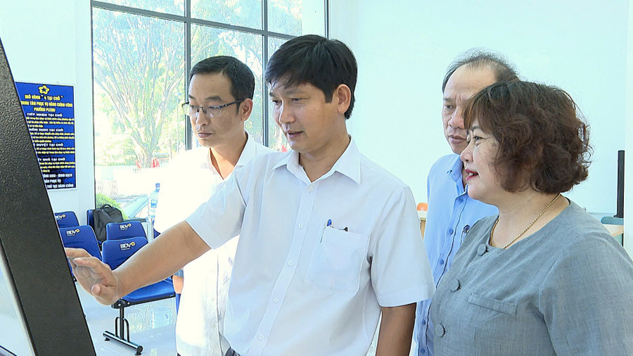 Trưởng Ban Pháp chế HĐND tỉnh Đinh Ly An trao đổi với lãnh đạo Trung tâm Phục vụ hành chính công phường Pleiku. Ảnh: R'Piên ba-dinh-ly-an-truong-ban-phap-che-hdnd-tinh-trao-doi-voi-lanh-dao-trung-tam-phuc-vu-hanh-chinh-cong-phuong-pleiku-anh-rpien.jpg