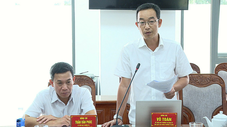 Ông Võ Toàn-Phó Chủ tịch UBND phường, kiêm Giám đốc Trung tâm Phục vụ hành chính công phường Pleiku-phát biểu tại buổi làm việc. Ảnh: R'Piên ong-vo-toan-pho-chu-tich-ubnd-phuong-kiem-giam-doc-trung-tam-phuc-vu-hanh-chinh-cong-phuong-pleiku-phat-bieu-tai-buoi-lam-viec-anh-rpien.jpg