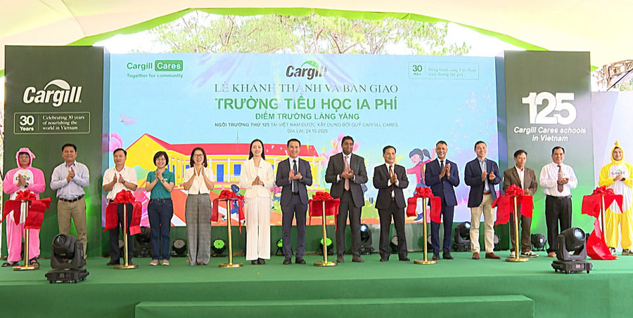 Các đại biểu cắt băng khánh thành Điểm trường làng Yăng do Quỹ Cargill Cares tài trợ. Ảnh: R'Piên cac-dai-bieu-cat-bang-khanh-thanh-diem-truong-lang-yang-do-quy-cargill-cares-tai-tro-anh-rpien.jpg