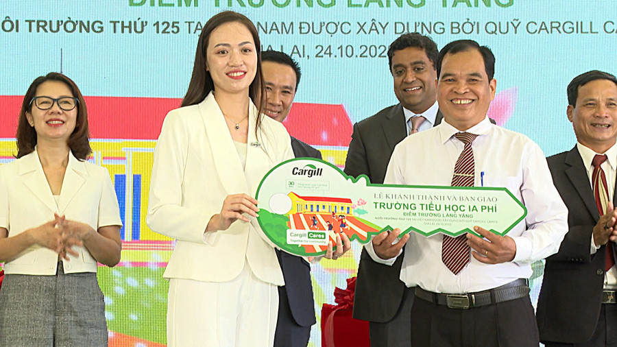 Đại diện Quỹ Cargill Cares (trái) trao chìa khóa bàn giao công trình Điểm trường làng Yăng cho Hiệu trưởng trường Tiểu học Ia Phí. Ảnh: R'Piên dai-dien-quy-cargill-cares-trao-chia-khoa-ban-giao-cong-trinh-diem-truong-lang-yang-cho-hieu-truong-truong-tieu-hoc-ia-phi-anh-rpien.jpg
