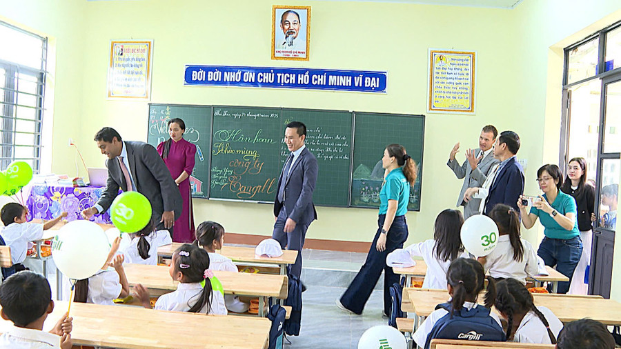 Các đại biểu tham quan lớp học mới của Điểm trường làng Yăng. Ảnh: R'Piên cac-dai-bieu-tham-quan-lop-hoc-moi-cua-diem-truong-lang-yang-anh-rpien.jpg