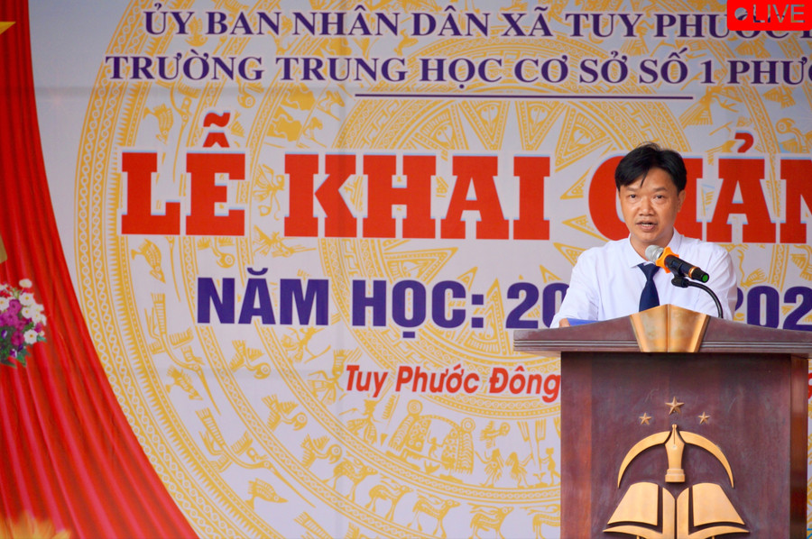 Thầy Huỳnh Văn Chương-Hiệu trưởng nhà trường nhấn mạnh 5 nhiệm vụ trọng tâm trong năm học mới. Ảnh: Nguyễn Muội 06e5a386-12a0-41aa-903a-6d1e597e4dfe-1-201-a-642.jpg