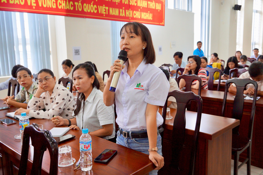 Đại diện doanh nghiệp trao đổi về một số vướng mắc trong thực hiện chính sách BHXH, BHYT, bảo hiểm thất nghiệp. Ảnh: Nguyễn Muội tuyen-truyen-luat-bhxh-2.jpg