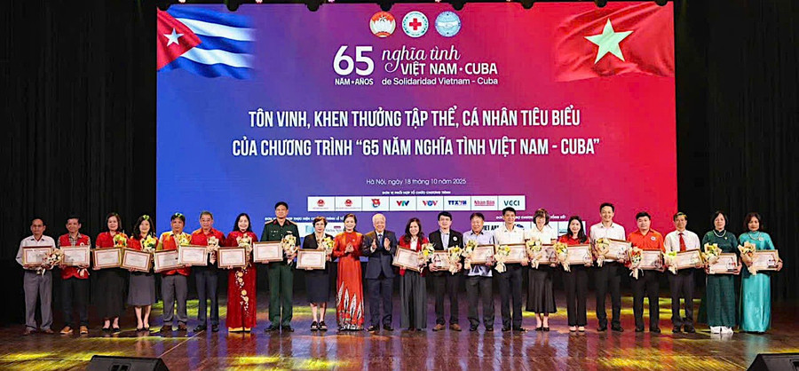 Ông Hà Văn Cát, Chủ tịch Hội CTĐ tỉnh (bìa trái) nhận bằng khen của Trung ương Hội CTĐ Việt Nam về những đóng góp tích cực cho chương trình vận động “65 năm nghĩa tình nhân dân Việt Nam-Cuba”. Ảnh: ĐVCC 12fe4d8b92791f274668.jpg