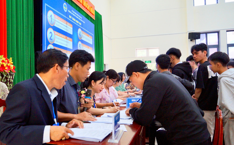 Sinh viên đăng ký nhập học tại Trường CĐ Kỹ thuật Công nghệ Quy Nhơn. Ảnh: Nguyễn Muội 3.jpg