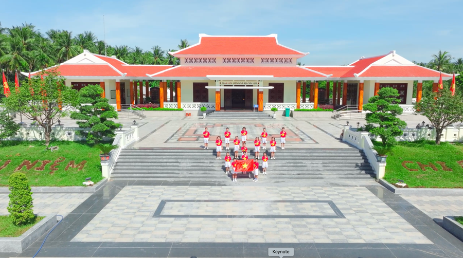 Tiết mục hát Quốc ca của Trường Tiểu học số 1 Hoài Châu Bắc diễn ra tại Nhà lưu niệm Chi bộ Cửu Lợi. Ảnh: Cắt ra từ video 1-hat-quoc-ca-dia-chi-do.png