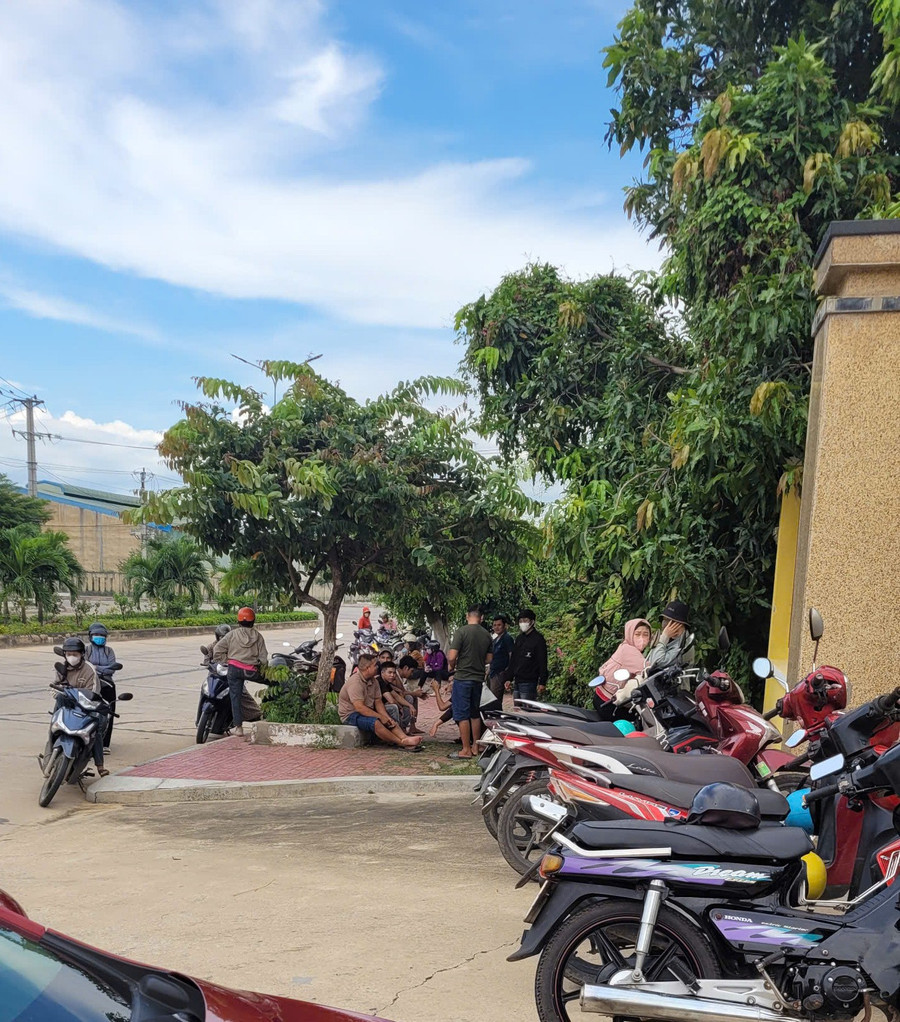 Người lao động ngồi đợi trước Công ty TNHH Phúc Thịnh Bình Định vào chiều 27-8. Ảnh: ĐVCC 55fdeaede7b96ce735a8-2.jpg