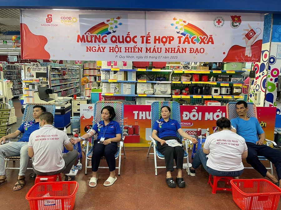 Nhân viên Siêu thị Coopmart Quy Nhơn HMTN vào đầu tháng 7.2025. Ảnh: ĐVCC 5.jpg