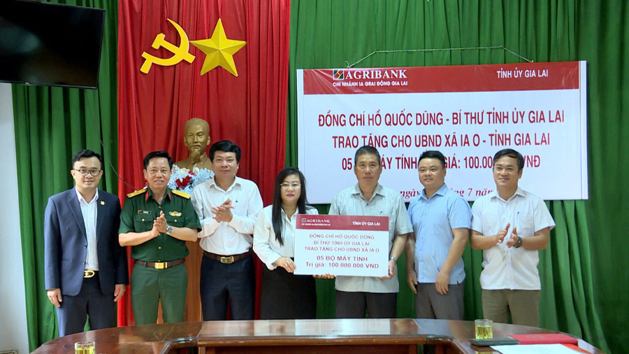 Phó Chánh văn phòng Tỉnh ủy Hoàng Thị Nguyệt Nga thừa ủy quyền của Bí thư Tỉnh ủy Hồ Quốc Dũng trao bảng tượng trưng tặng 5 bộ máy vi tính cho UBND xã Ia O. Ảnh: Huy Toàn Phó Chánh văn phòng Tỉnh ủy Hoàng Thị Nguyệt Nga thừa ủy quyền của Bí thư Tỉnh ủy Hồ Quốc Dũng trao bảng tượng trưng tặng 5 bộ máy vi tính cho UBND xã Ia O. Ảnh: Huy Toàn