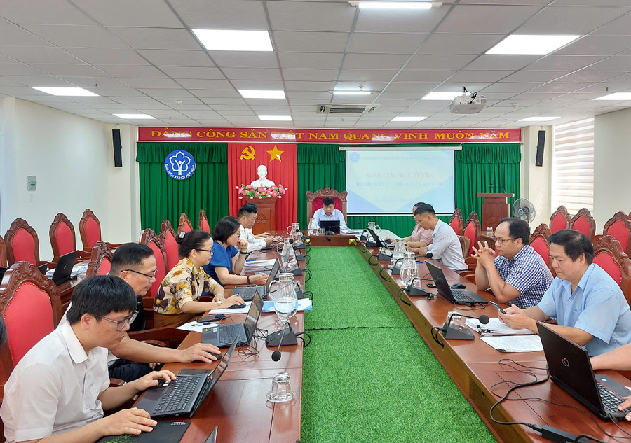 Đại diện các phòng, ban chuyên môn thuộc BHXH tỉnh trả lời câu hỏi của người dân và DN tại buổi giao lưu trực tuyến. Ảnh: An Phương giao-luu-truc-tuyen-bhxh.jpg