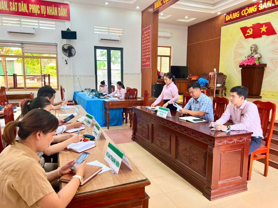 Phòng giao dịch Ngân hàng CSXH Hoài Nhơn họp triển khai giải ngân chương trình tín dụng cho học sinh, sinh viên ngành STEM tại điểm giao dịch Hoài Nhơn Bắc ngày 10-9. Ảnh: ĐVCC giai-ngan-von-vay-hssv-hoai-nhon-bac.jpg