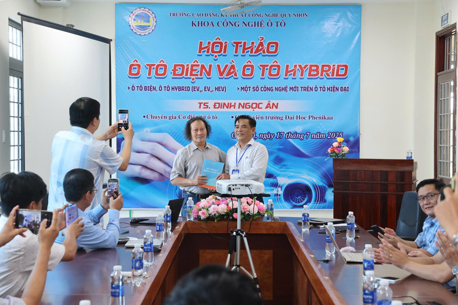 TS. Đinh Ngọc Ân tặng khoa Công nghệ ô tô tài liệu giảng dạy về về ô tô điện và ô tô hybrid. Ảnh: NGUYỄN MUỘI z6814239625970-e6319bc5ba2ad7de53c73f3cab5b14af.jpg