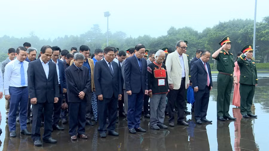 Các đại biểu mặc niệm tưởng nhớ Chủ tịch Hồ Chí Minh. Ảnh: Piên Toàn