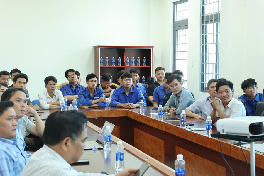 Hội thảo có sự tham gia của các nhà giáo, sinh viên khoa Công nghệ ô tô, đại diện các doanh nghiệp và garage ô tô. Ảnh: NGUYỄN MUỘI 1.jpg