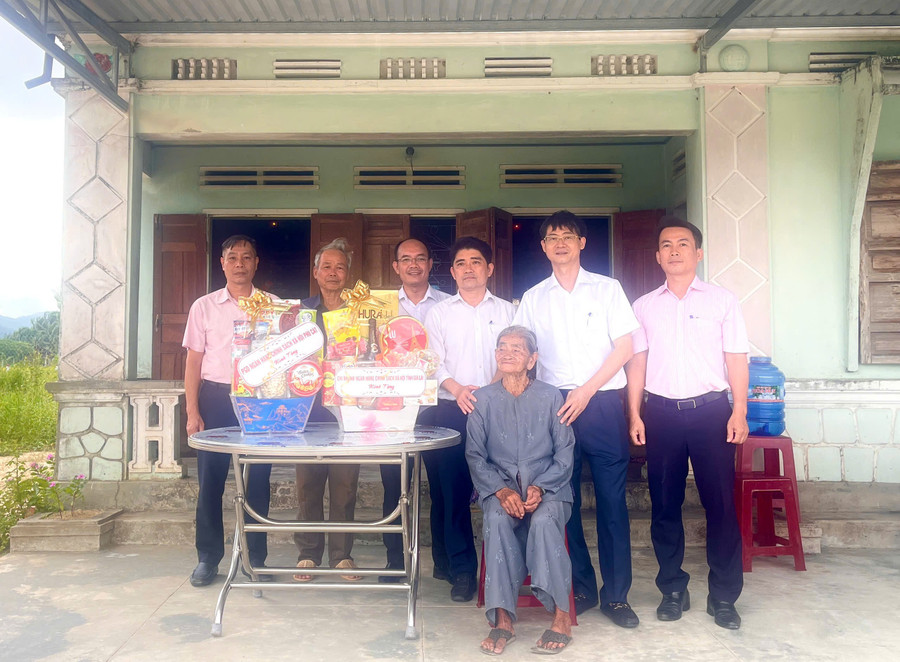 Đoàn công tác Chi nhánh Ngân hàng CSXH tỉnh thăm và tặng quà cho Mẹ Việt Nam Anh hùng Lê Thị Thê. Ảnh: ĐVCC 68a1eb2ac860413e1871.jpg