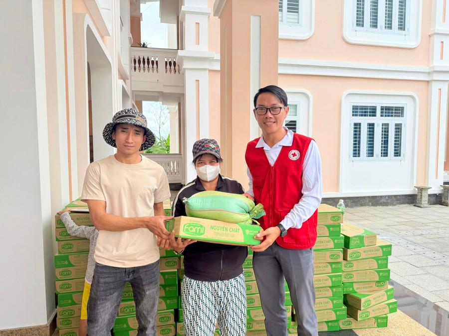 Hội Chữ thập đỏ tỉnh phối hợp cùng Nhà phân phối Kim Thy Gia Lai trao quà cho các hộ khó khăn do ảnh hưởng bởi bão lũ tại xã Bình An. Ảnh: ĐVCC