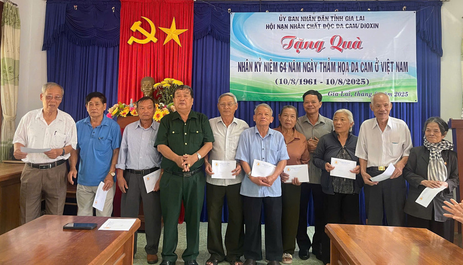 Hội Nạn nhân chất độc da cam/Dioxin tỉnh tặng quà cho nạn nhân chất độc da cam phường An Khê. Ảnh: ĐVCC 1-in.jpg