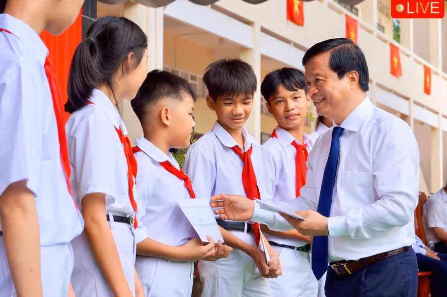 Phó Chủ tịch Thường trực UBND tỉnh Nguyễn Tuấn Thanh trao học bổng của Quỹ học bổng Nay Der cho học sinh nỗ lực vượt khó. Ảnh: Nguyễn Muội