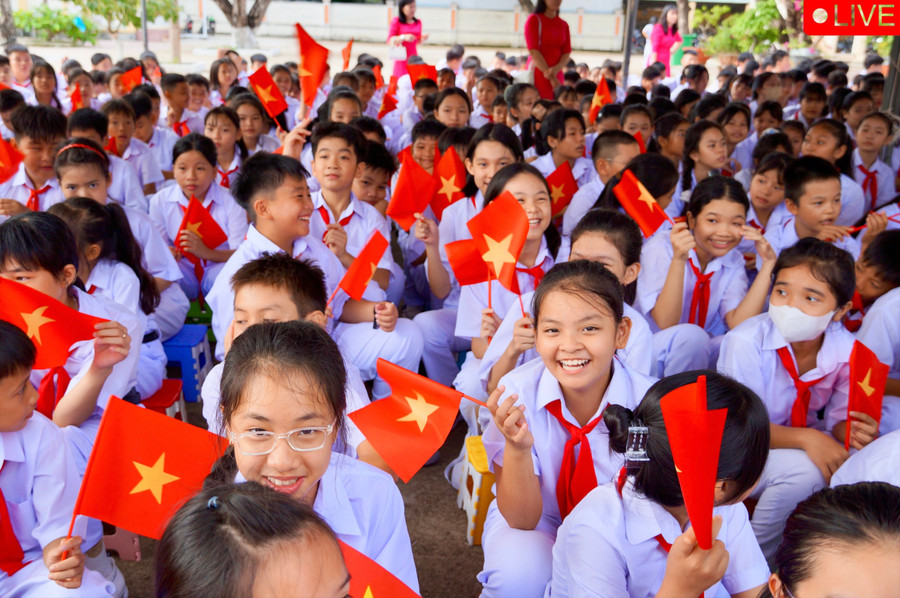 Niềm hân hoan chào đón năm học mới của học sinh Trường THCS số 1 Phước Sơn. Ảnh: Nguyễn Muội 1b656425-b7fd-4caa-ac47-b4c694466690-1-201-a-8202.jpg