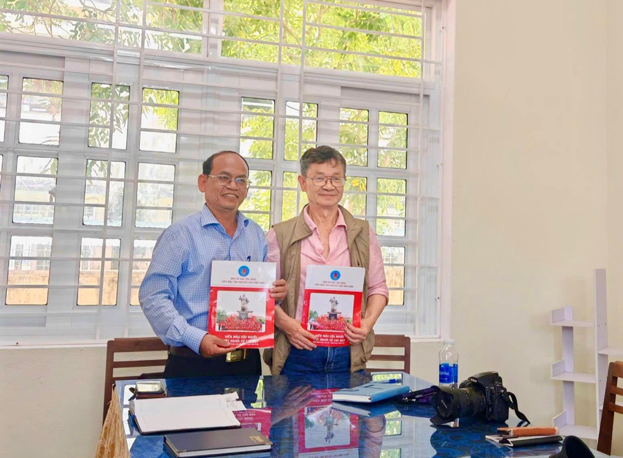 Chủ tịch Hội CTĐ tỉnh Hà Văn Cát (trái) và Giáo sư Michio Umegaki ký kết hợp tác giai đoạn 5 phi dự án lớp học "Ước Mơ". Ảnh: ĐVCC 1ky-ket-lop-hoc-uoc-mo-gd-5.jpg