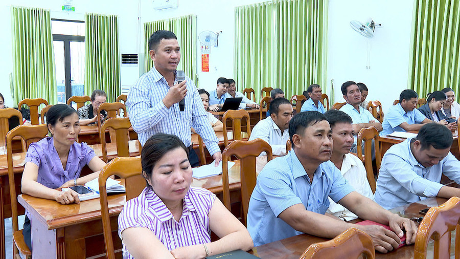 Cử tri xã Phú Thiện kiến nghị một số nội dung liên quan đến đất đai, chế độ chính sách, đầu tư hạ tầng. Ảnh: Mạnh Hà cu-tri-xa-phu-thien-kien-nghi-den-cac-dai-bieu-quoc-hoi-mot-so-noi-dung-ve-dat-dai-che-do-chinh-sach-dau-tu-ha-tang-anh-manh-ha.jpg