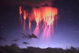 Sét đỏ thắp sáng bầu trời đêm Tây Tạng